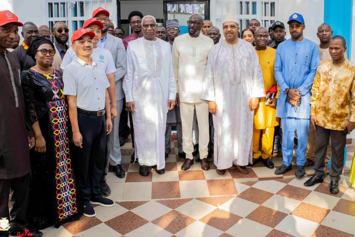 REMISE OFFICIELLE DE PANNEAUX SOLAIRES DE 30 KVA AU PN-RAVEC : UN PARTENARIAT ENTRE LA GUINÉE ET LA CHINE