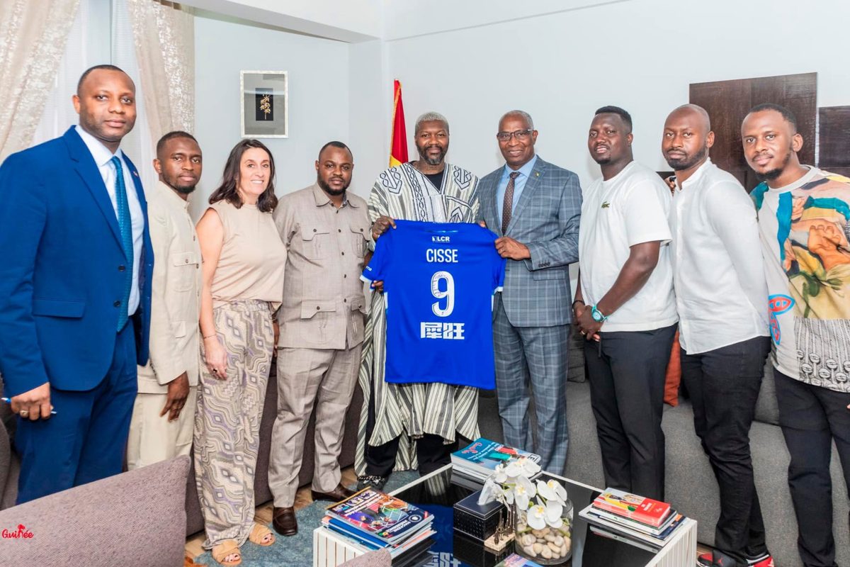 CHEF DU GOUVERNEMENT, AMADOU OURY BAH A REÇU EN AUDIENCE, L’INTERNATIONAL FRANÇAIS DJIBRIL CISSE