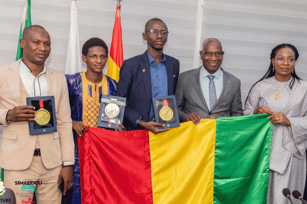 LE PREMIER MINISTRE A REÇU LES TROIS GUINÉENS VICE-CHAMPIONS DU MONDE AU HUAWEI ICT COMPETITION