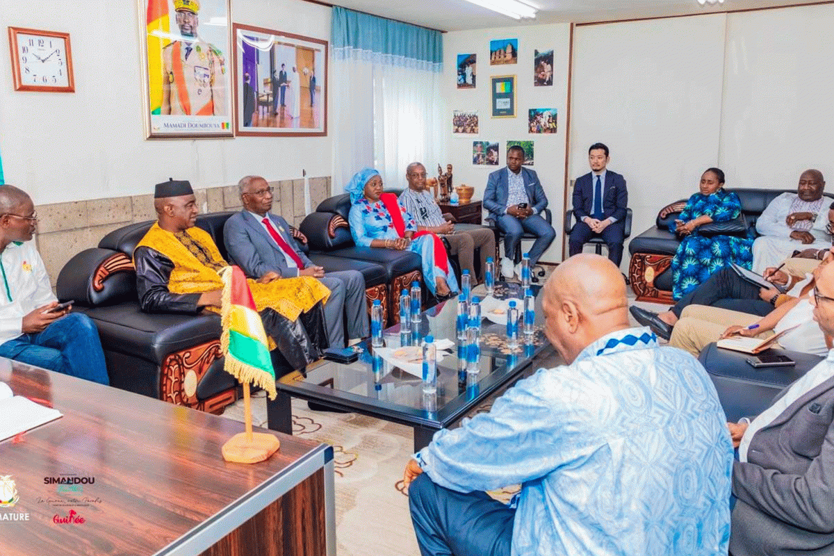 VISITE DU PREMIER MINISTRE À LA CHANCELLERIE DE GUINÉE AU JAPON : UN REGARD SUR LES CONDITIONS DE TRAVAIL ET LES PRÉOCCUPATIONS DES GUINÉENS