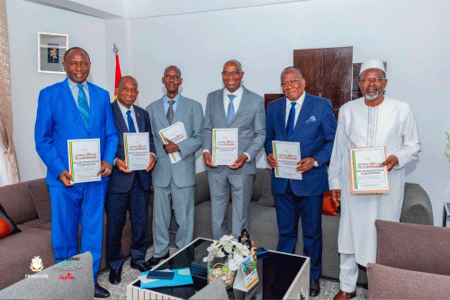 CONAKRY, 17 JUILLET 2025 – LE PREMIER MINISTRE, AMADOU OURY BAH, A REÇU  À LA PRIMATURE, CINQ DE SES PRÉDÉCESSEURS POUR UN ÉCHANGE DE HAUT NIVEAU AUTOUR DU PROJET DE LA NOUVELLE CONSTITUTION.