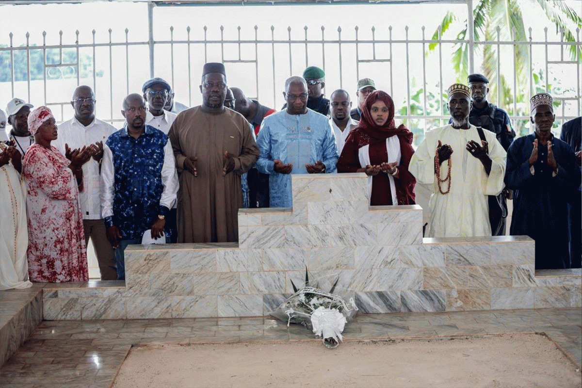 LE PREMIER MINISTRE AMADOU OURY BAH REND HOMMAGE AU PRÉSIDENT FEU LANSANA CONTÉ LORS D’UNE CÉRÉMONIE DE LECTURE DU SAINT CORAN