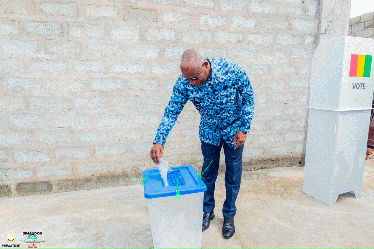 REFERENDUM CONSTITUTIONNEL : LE PREMIER MINISTRE AMADOU OURY BAH S’ACQUITTE DE SON DEVOIR CIVIQUE A WARIAH (LAMBANGNY)