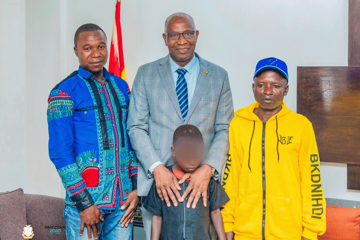 SANTE ET COMPASSION : LE GESTE EXEMPLAIRE DU PREMIER MINISTRE ENVERS UN ELEVE DE HUIT ANS