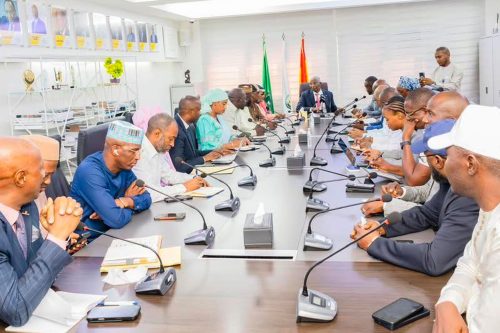 ARDIIƊO YAAKITORAAƁE ƁEN NO LUUJONDIRDE E ARDIIƁE KOMIINUUJI ƊIN FII EGGINGOL HEYƊINTINA MAAKITIIJI ƊIN.