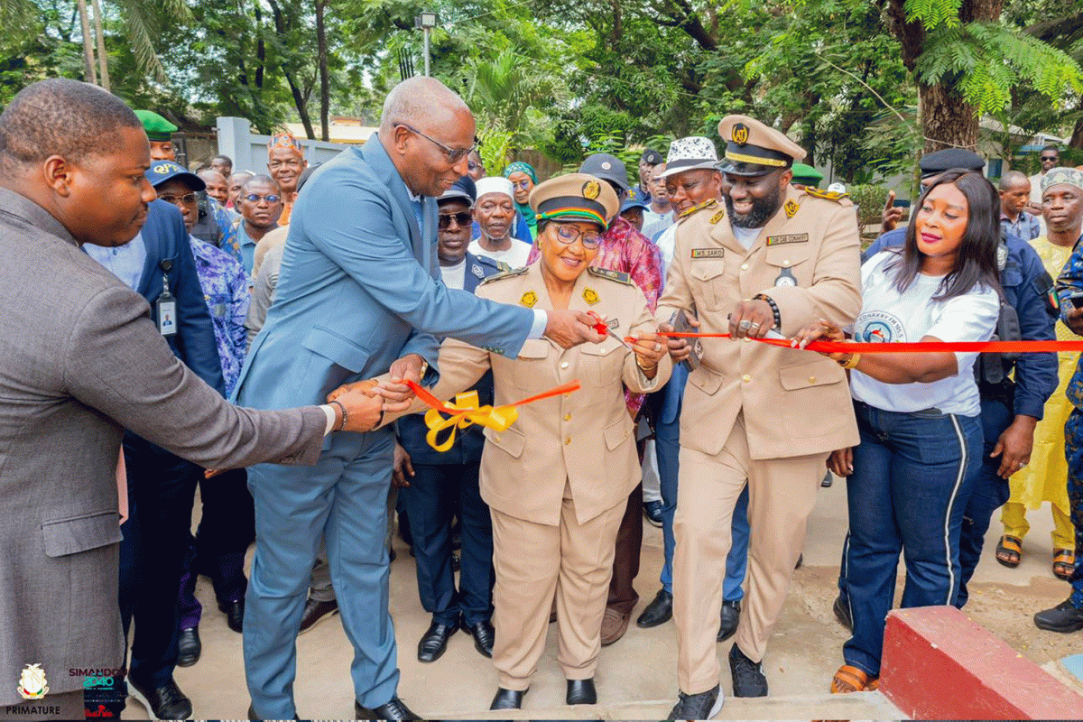 LE PREMIER MINISTRE INAUGURE LA RADIO COMMUNAUTAIRE CONAKRY FM 105.5