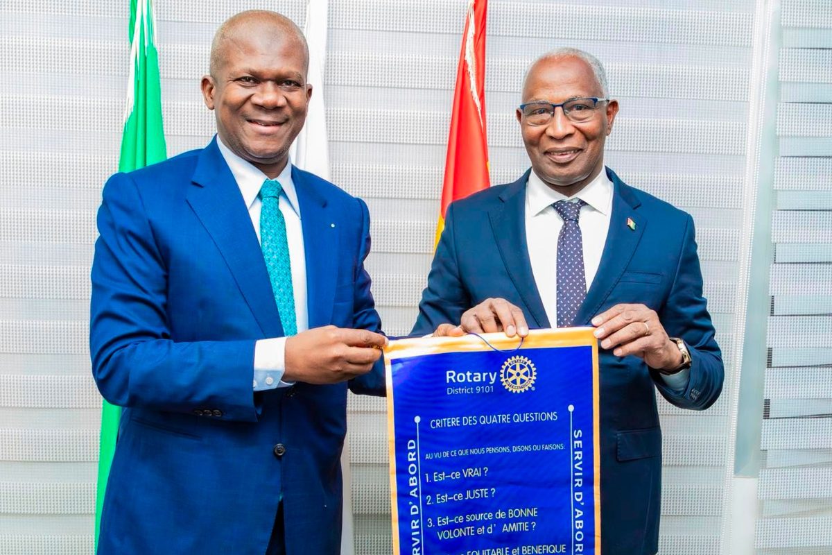 NAƁIDAL LAAMU-ROTARY : ARDIIƊO YAAKITORAAƁE ƁEN E ARDIIƊO ROTARY SUUDU 9101 ƁEYDITII HUUWONDIRAL NGAL.