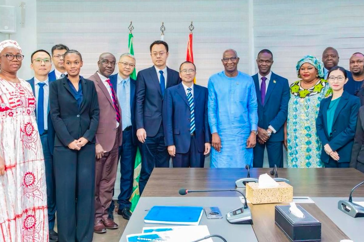 LE PREMIER MINISTRE REÇOIT UNE DÉLÉGATION D’INVESTISSEURS CHINOIS