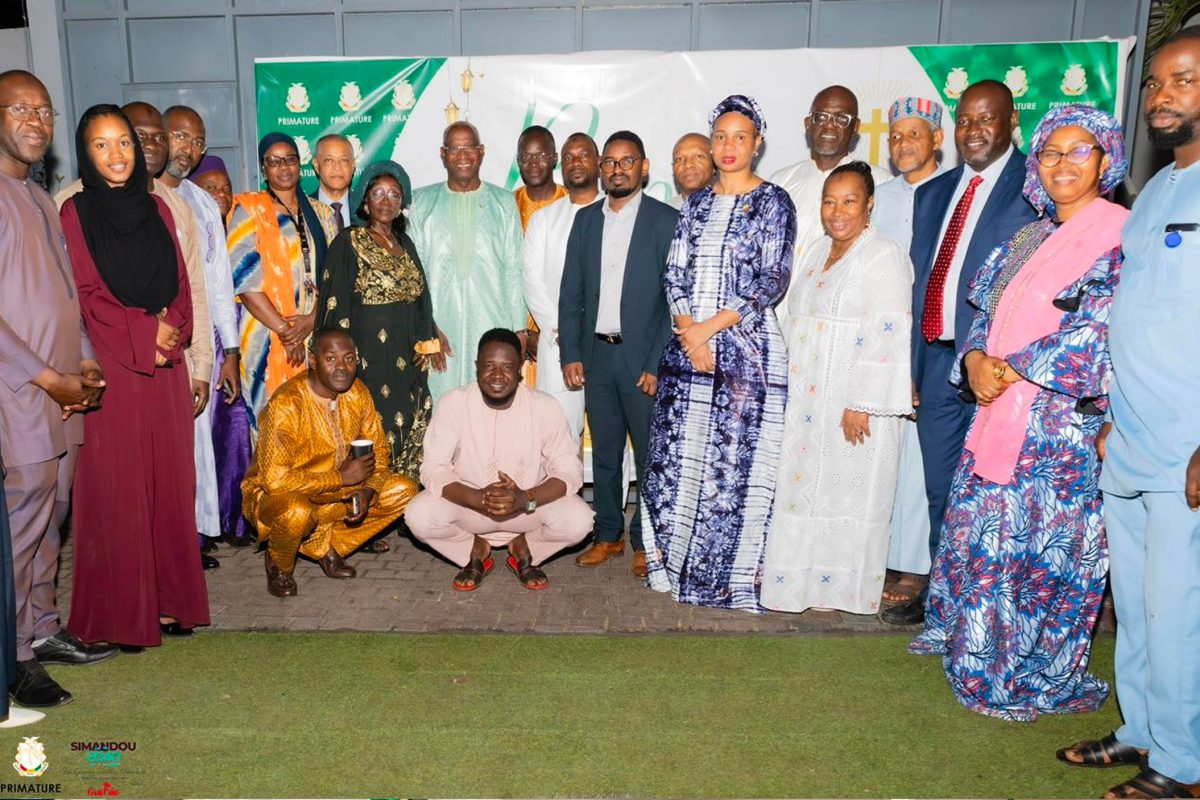 LE PREMIER MINISTRE PARTAGE UN MOMENT DE COMMUNION AVEC LE PERSONNEL À L’OCCASION D’UNE RUPTURE DU JEÛNE