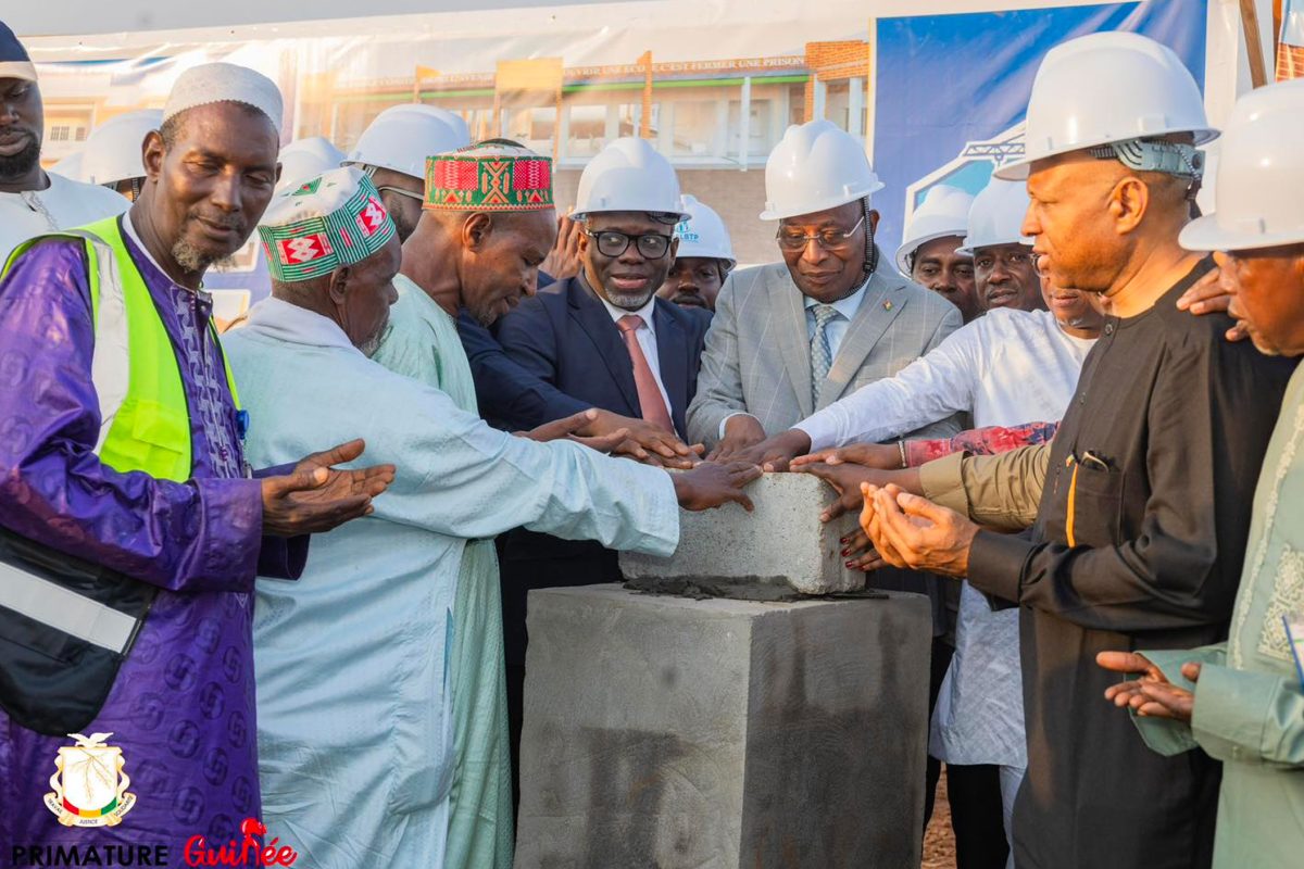 ÉDUCATION : LE PREMIER MINISTRE AMADOU OURY BAH POSE LA PREMIERE PIERRE DU COMPLEXE ACADEMIQUE DE BAMBETO