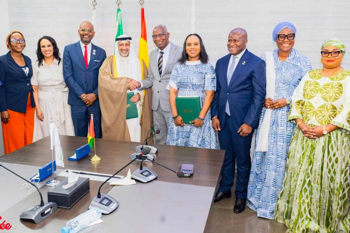 GUINÉE : LE GOUVERNEMENT SIGNE TROIS ACCORDS MAJEURS AVEC LA BADEA, LE FONDS DE L’OPEP ET SHELTER AFRICA